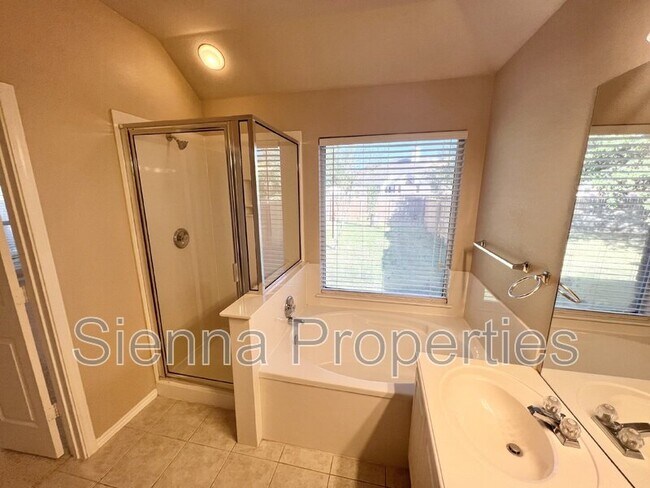 Building Photo - 11108 Visa Rose Dr