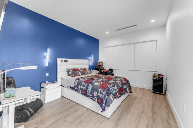 Building Photo - 3048 SW 18th St