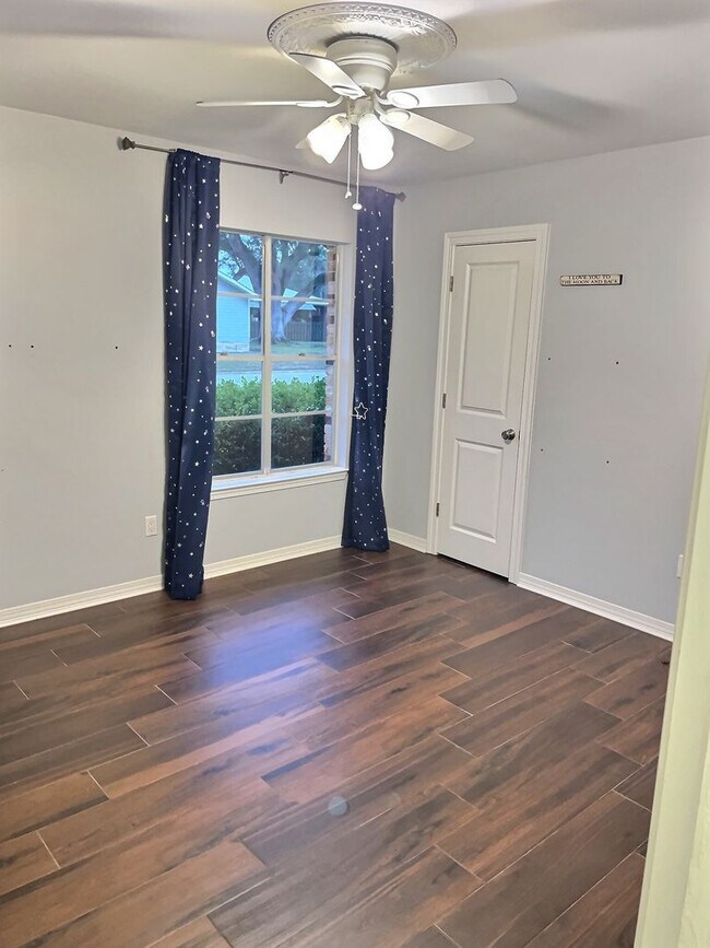 Building Photo - 3 BD 2 BA Home in the Bayou View School Di...