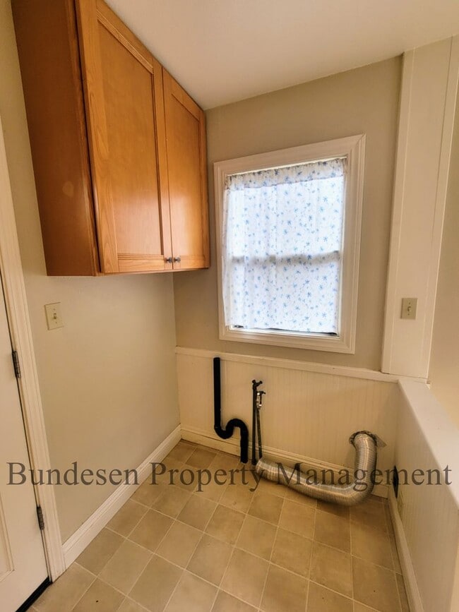 Building Photo - Charming 2 bedroom with vintage appeal