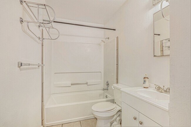 Building Photo - Duplex in Pueblo West!