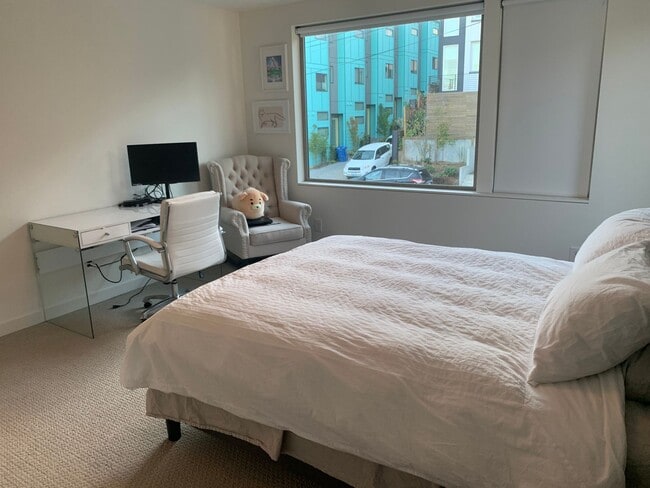 Building Photo - Capital Hill Row House ! 3 bed, 3 bath 194...
