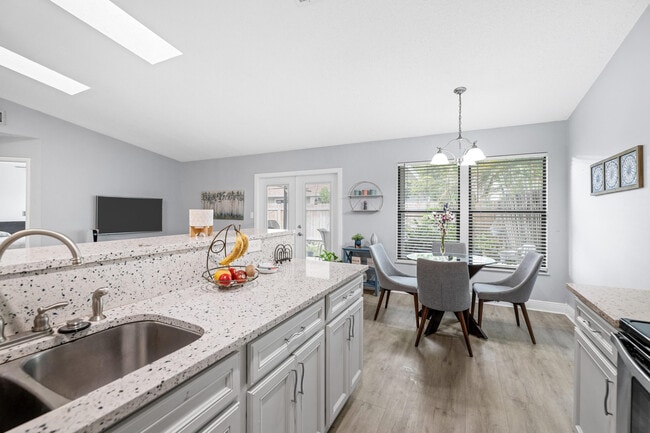 Building Photo - 1599 Bayridge Pl