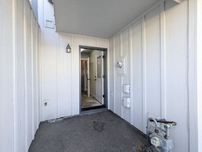 Building Photo - Gorgeous 3x2 townhouse, single-car garage, and two gas fireplaces