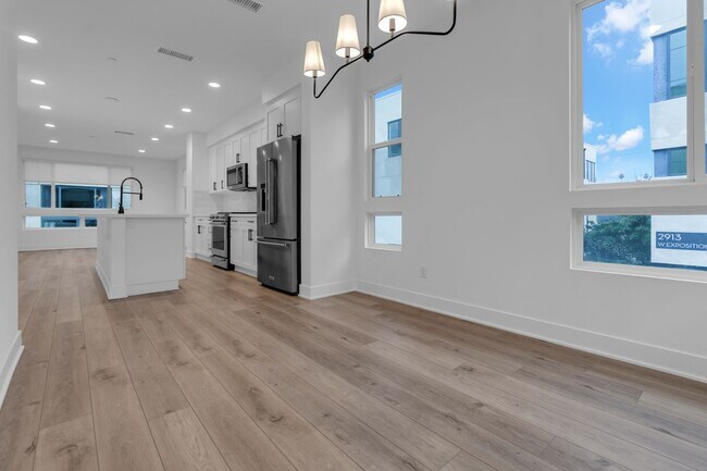 Building Photo - 2907 W Exposition Pl