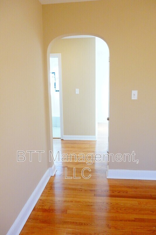 Building Photo - 907 Hudson Ave