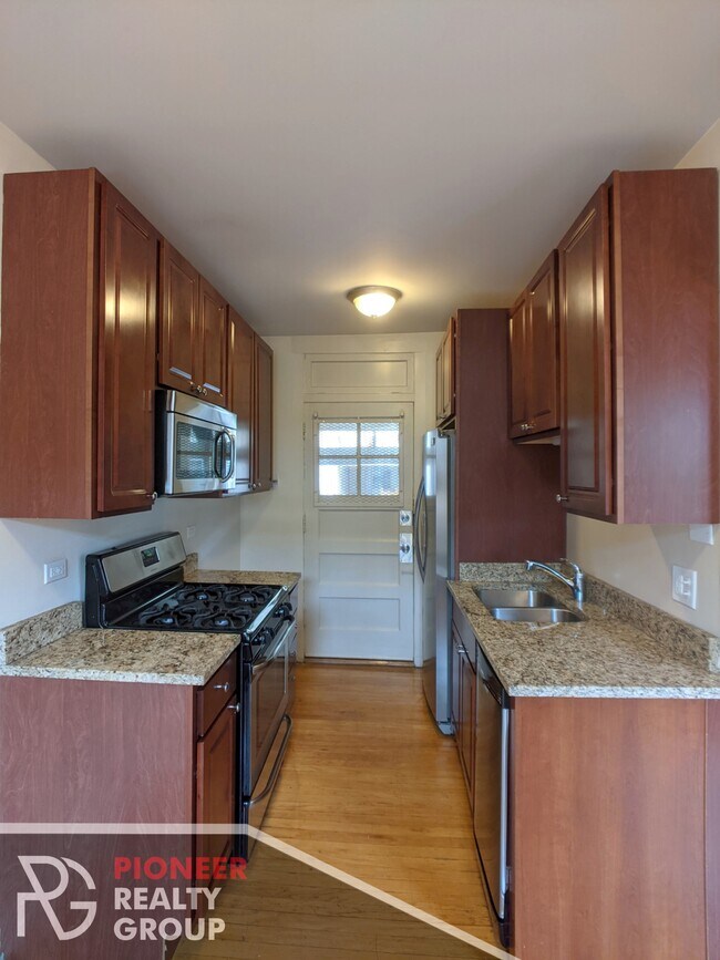 Building Photo - 2122 W Ainslie St