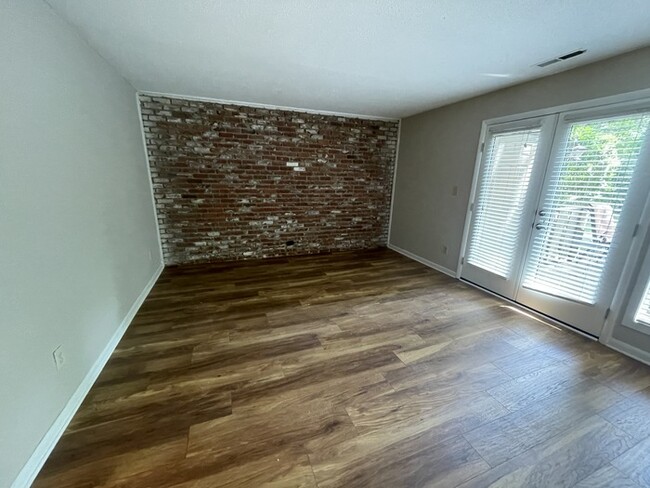 Building Photo - 606 Oak Tree Dr