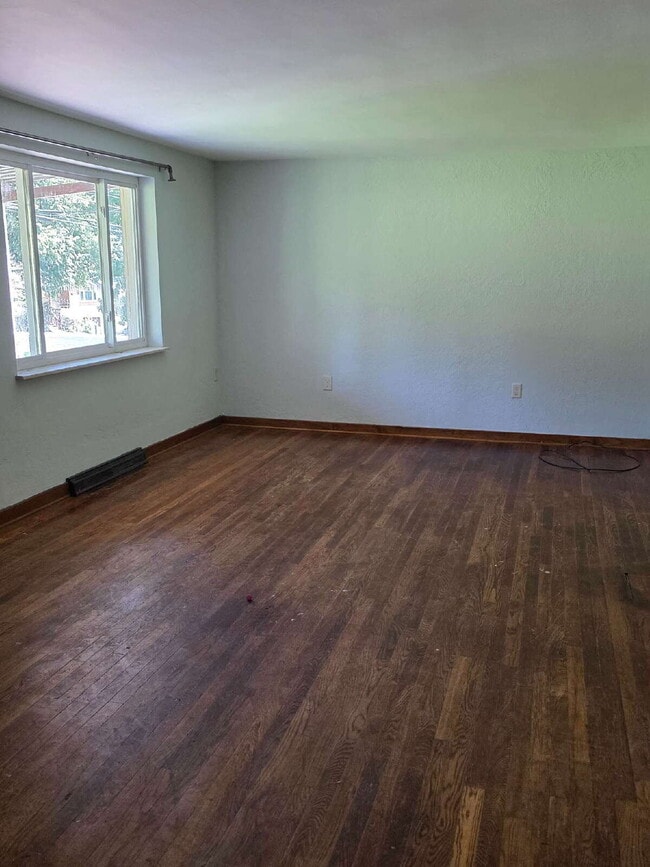 Building Photo - "Charming 3-Bedroom Home with Gleaming Har...