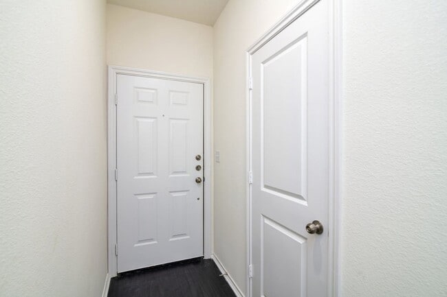Building Photo - AVAILABLE NOW! 3 BEDROOM TRIPLEX LOCATED IN BONHAM, TEXAS!