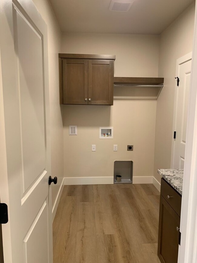 Building Photo - 3 Bedroom 2 Bath Single Family home with L...