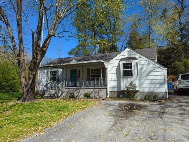 Primary Photo - Cute Red Bank House