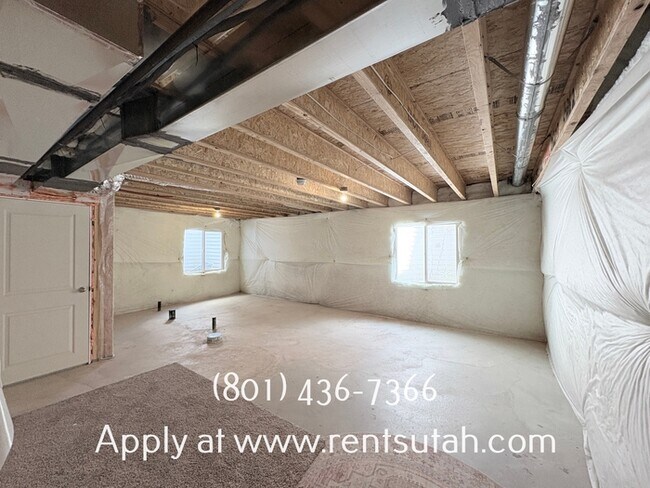 Building Photo - Lovely Santaquin Home