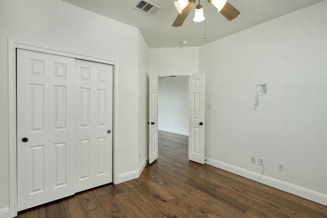 Building Photo - 811 Bedford Ct
