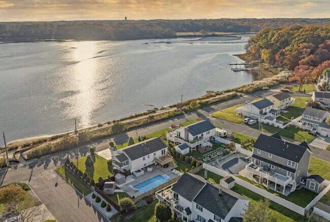 Building Photo - 445 S Riverside Dr