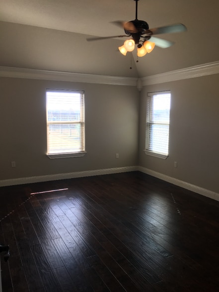 Building Photo - 310 Oar Wood Dr