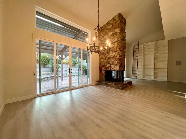 Building Photo - Hidden gem in the heart of Las Vegas