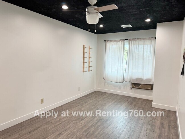 Building Photo - Modern & Updated Home With Solar!