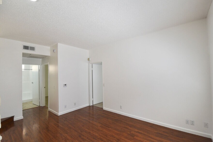 Building Photo - 11315 Moorpark St