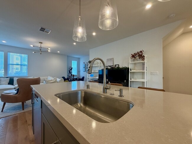 Building Photo - 561 Pilgrim Dr