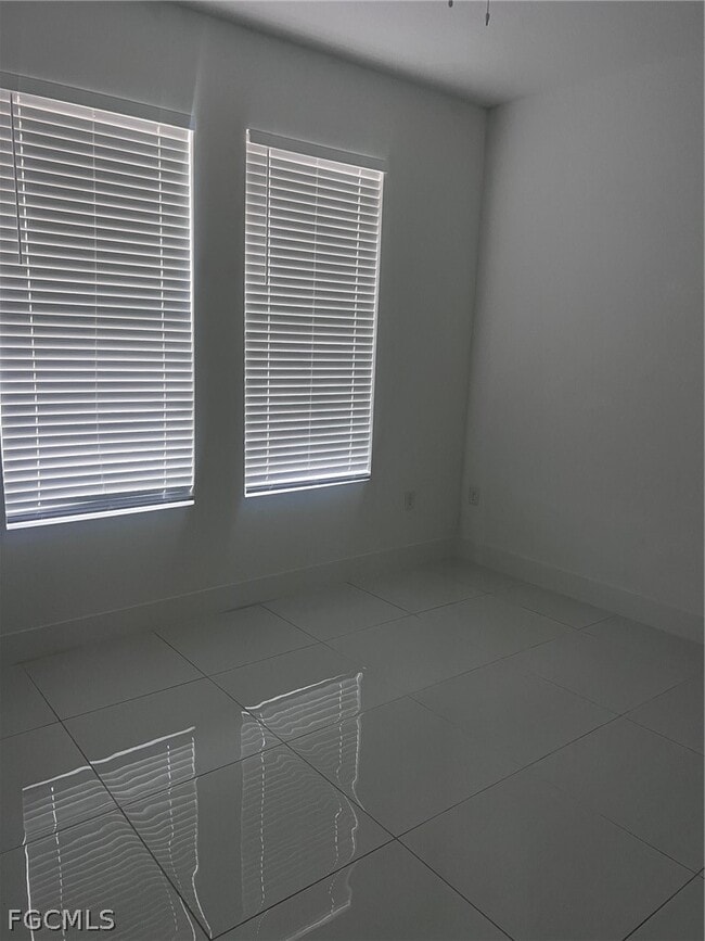 Building Photo - 970 Lakeside Dr