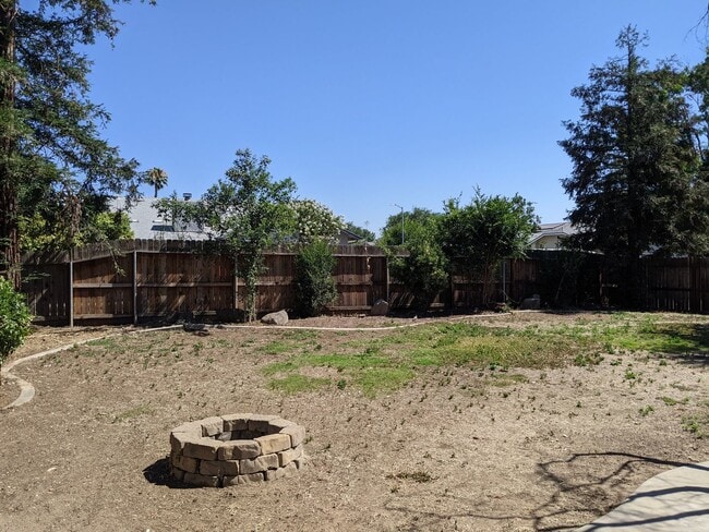 Building Photo - Nice 3 bedroom home, recently updated offe...