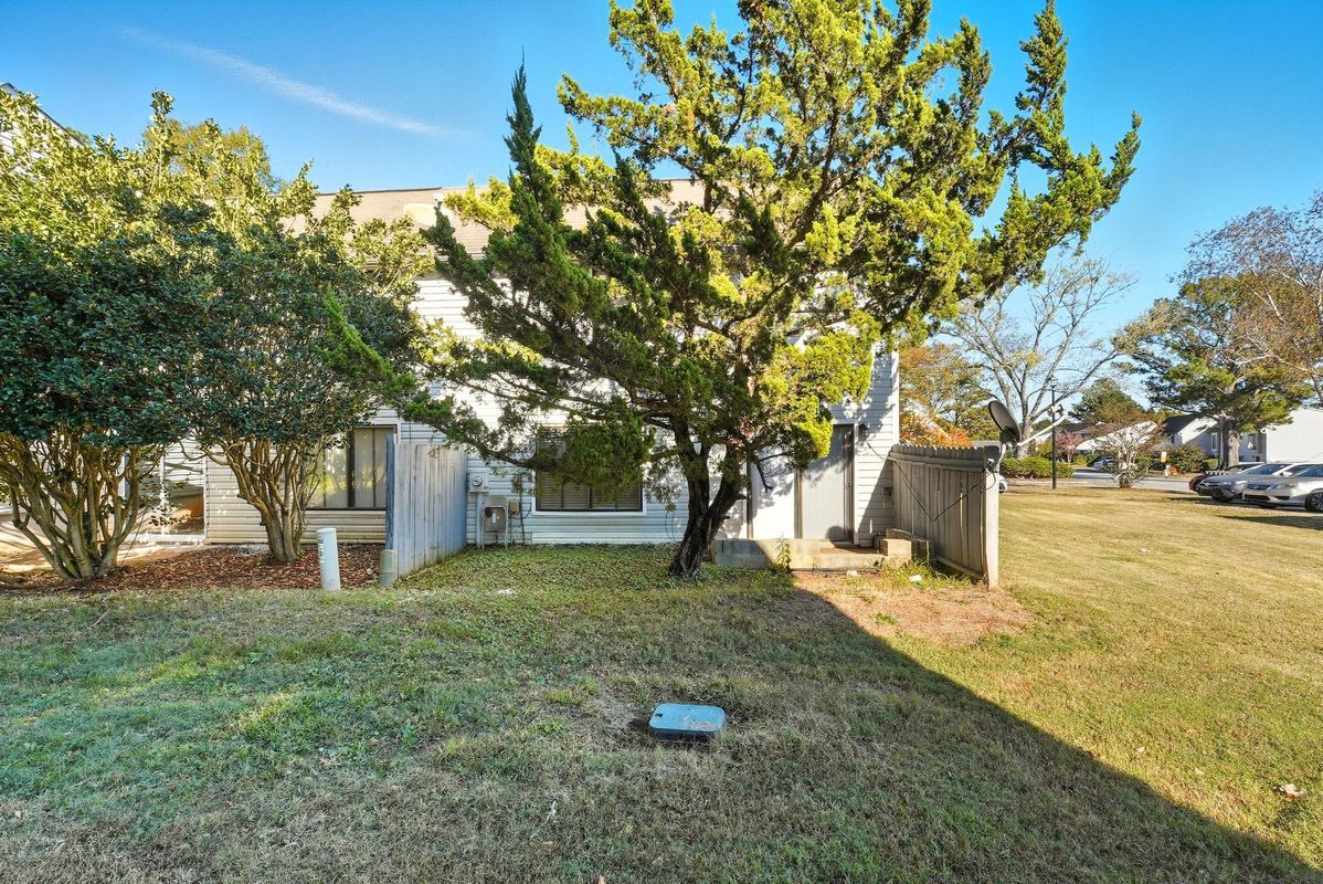 Building Photo - 293 Country Club Dr