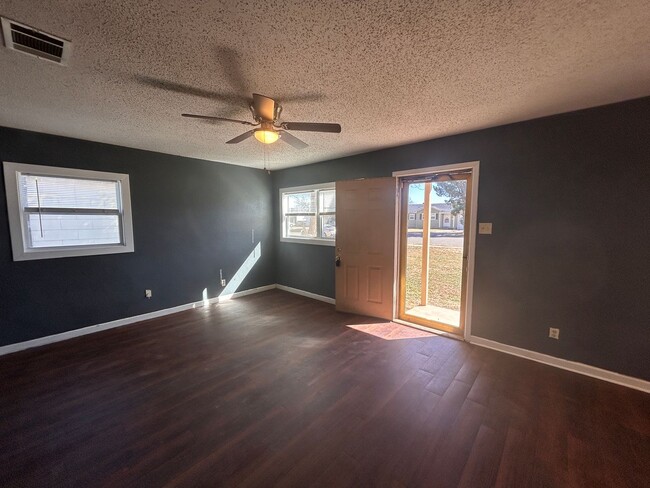 Building Photo - Remodeled 3/1 in Central Lubbock