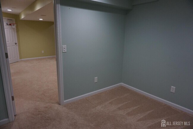 Building Photo - 160 Vasser Dr