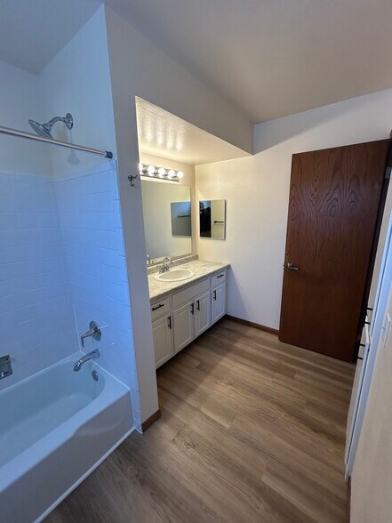 Main Bathroom - 2917 Todd Dr