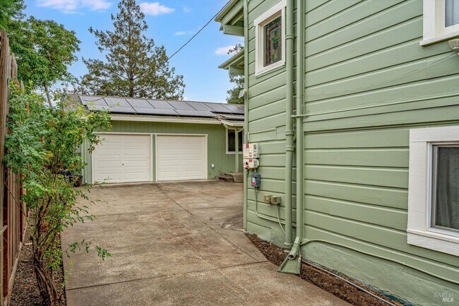 Building Photo - 310 Boyce St