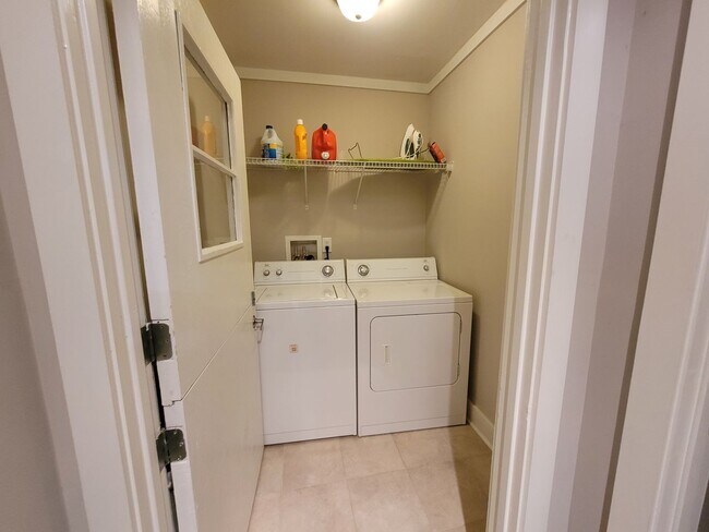 Building Photo - Spacious and newly renovated 3 bed 2 bath ...