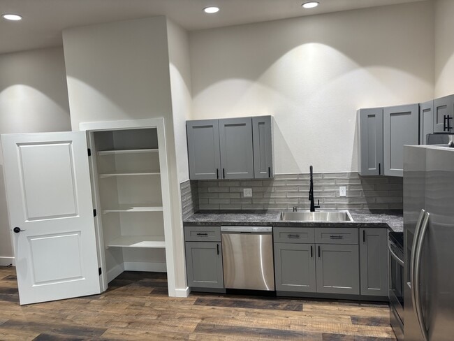 Building Photo - 1846 Dell Ave