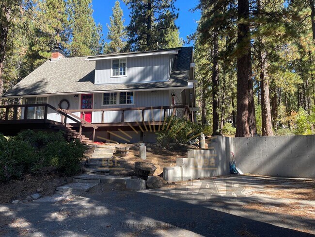 Building Photo - Bright Adorable Home in Incline! Dog Friendly