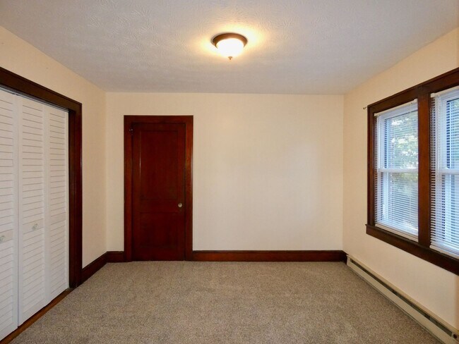 Building Photo - First Floor Apartment in the heart of West Asheville