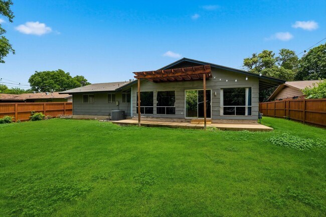 Building Photo - Modern Open Floor Plan
