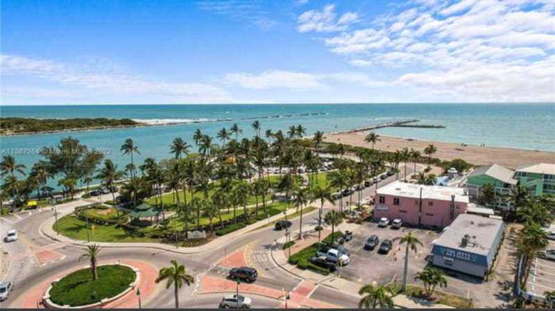 Building Photo - 715 S Ocean Dr