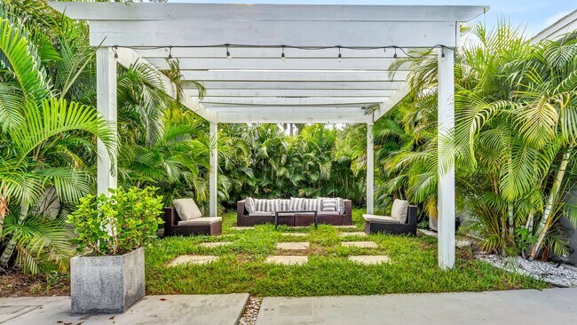 Building Photo - Executive Style Pool Home, 4br/2ba Home Av...