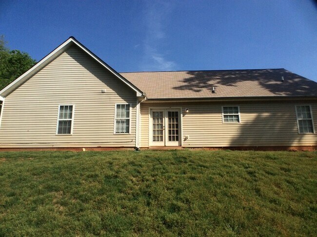 Building Photo - Very Nice 3 Bedroom Home located in Jackson!