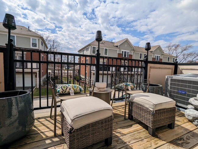 Building Photo - 2221 S Crambourne Way