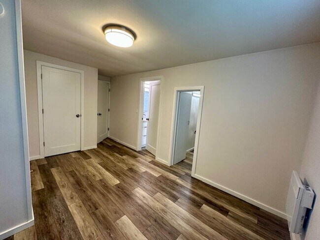 Building Photo - 127 5th Ave W