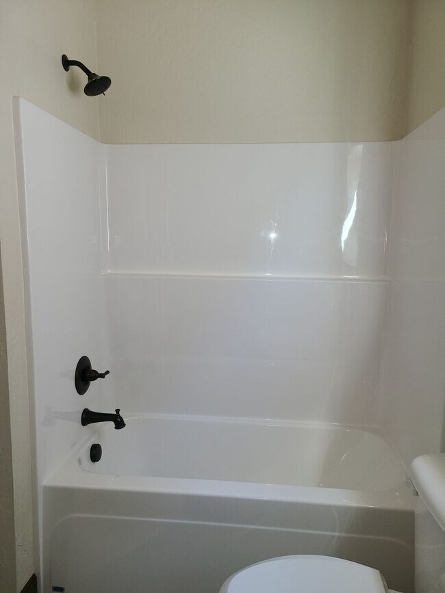 Building Photo - Beautiful Custom 3 bedroom 2 bath Home for...
