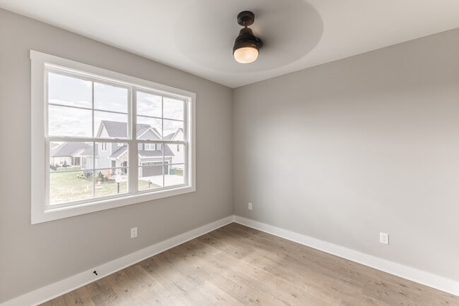 Building Photo - 592 River Watch Way