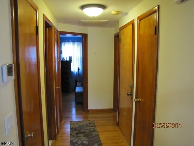 Building Photo - 298 Luddington Ave