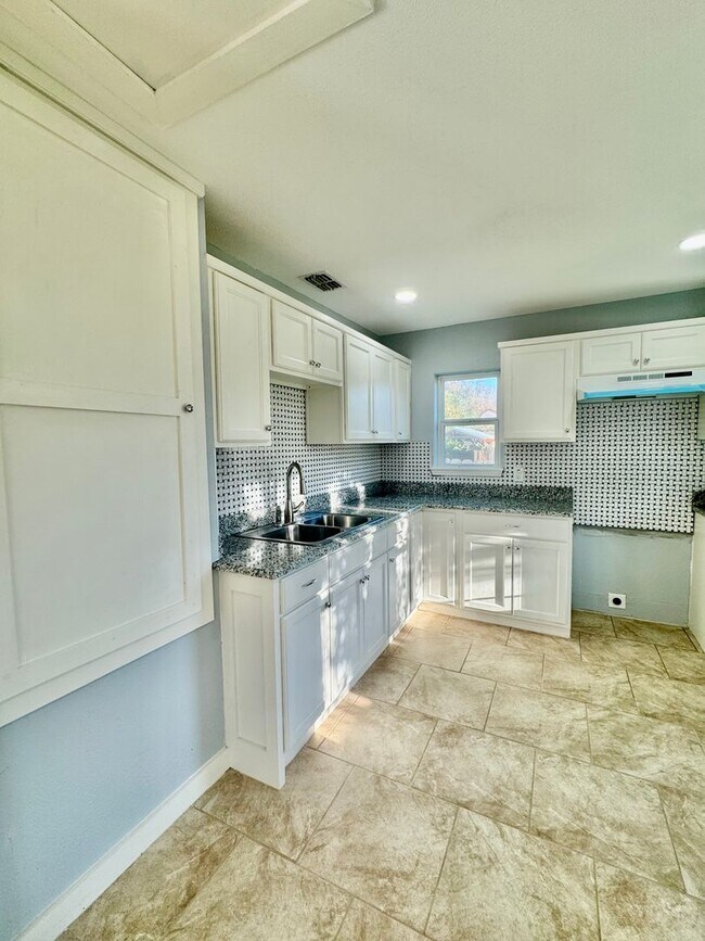 Building Photo - New Rental! Updated 2-bedroom located in a Southside Neighborhood!