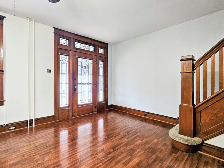 Building Photo - 324 S Broad St