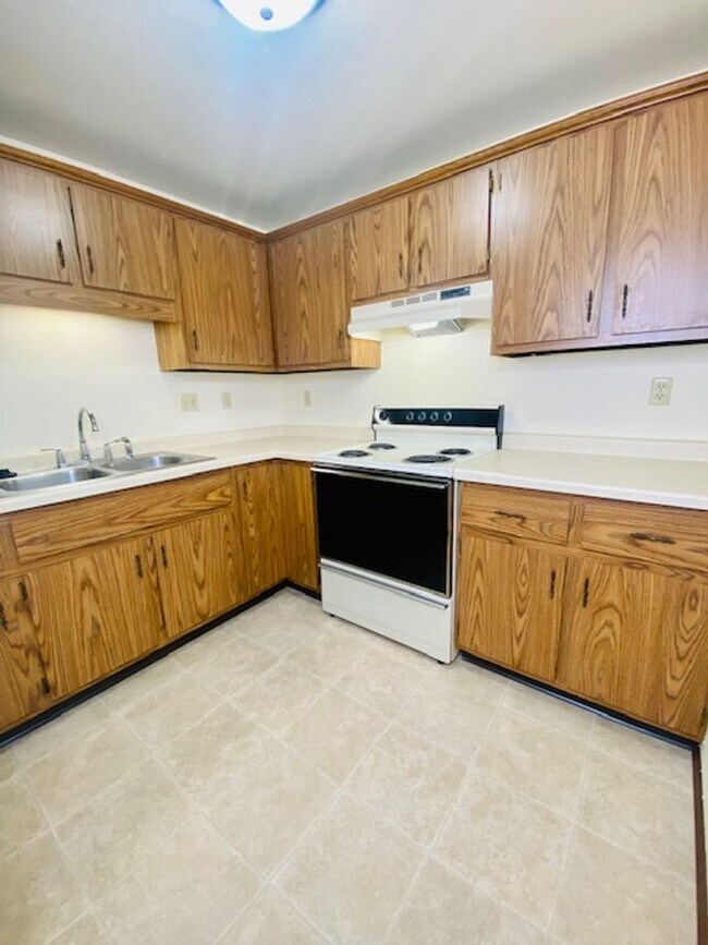 Building Photo - Spacious 1 Bedroom 1 Bath Upper Apartment Available Now!
