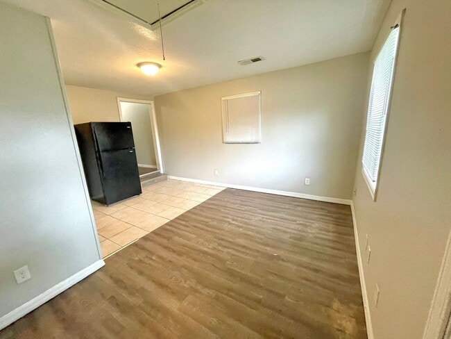 Building Photo - 2 Bed / 1 Bath Apartment
