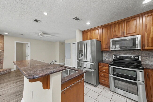 Building Photo - 6 Pinehurst Dr