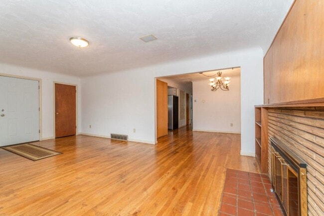 Building Photo - 1810 W Sussex Ave